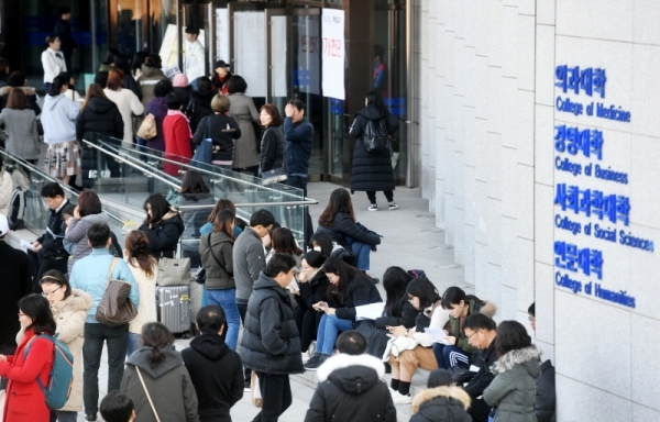 경기지역 대학별로  2020학년도 수시 논술, 적성고사, 면접 등이 한창인 가운데 24일 성남 가천대학교에서 적성고사를 마친 수험생들이 마중나온 학부모와 함께 학교를 나서고 있다. 김시범기자