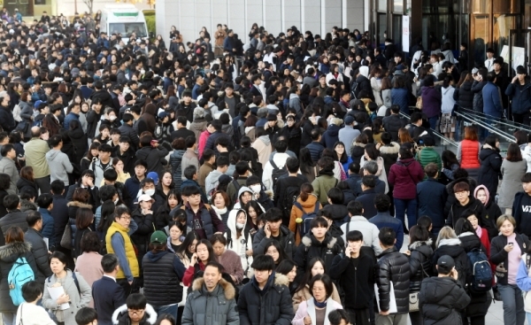 경기지역 대학별로  2020학년도 수시 논술, 적성고사, 면접 등이 한창인 가운데 24일 성남 가천대학교에서 적성고사를 마친 수험생들이 마중나온 학부모와 함께 학교를 나서고 있다. 김시범기자