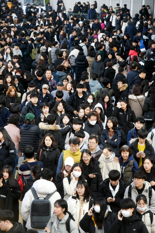 경기지역 대학별로  2020학년도 수시 논술, 적성고사, 면접 등이 한창인 가운데 24일 성남 가천대학교에서 적성고사를 마친 수험생들이 마중나온 학부모와 함께 학교를 나서고 있다. 김시범기자