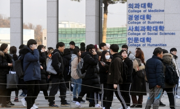 경기지역 대학별로  2020학년도 수시 논술, 적성고사, 면접 등이 한창인 가운데 24일 성남 가천대학교에서 적성고사를 마친 수험생들이 마중나온 학부모와 함께 학교를 나서고 있다. 김시범기자