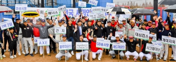 '제5회 수원컵 사회인야구대회 폐막식'이 열린 24일 오후 수원시 권선구 탑동야구장에서 신항철 경기일보 대표이사 사장, 곽영붕 수원시야구소프트볼협회 회장과 대회 참가선수 및 관계자들이 대회에 참여한 팀들의 피켓을 들고 환호하고 있다. 이번 대회는 경기일보와 수원시야구소프트볼협회가 공동 주최하고 수원시, 수원시의회, KT 위즈가 후원했다. 윤원규기자