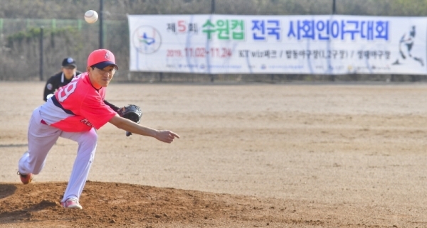 제5회 수원컵 사회인야구대회 결승전이 열린 24일 오전 수원시 권선구 탑동야구장에서 올해 메이저 우승을 차지한 ‘디펜딩 챔피언’ S올스타 투수가 역투하고 있다. 윤원규기자