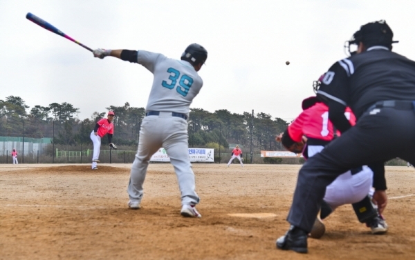 제5회 수원컵 사회인야구대회 결승전이 열린 24일 오전 수원시 권선구 탑동야구장에서 올해 메이저 준우승을 차지한 매너스 팀 타자가 힘차게 타격하고 있다. 윤원규기자
