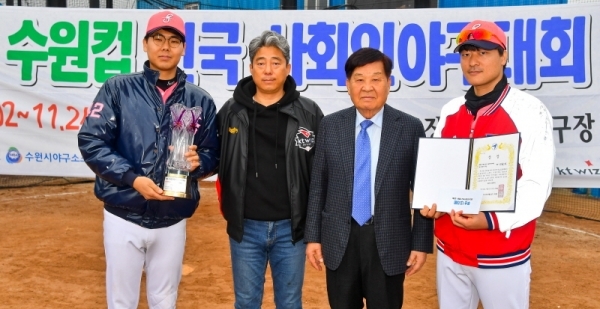 '제5회 수원컵 사회인야구대회 폐막식'이 열린 수원시 권선구 탑동야구장에서 신항철 경기일보 대표이사 사장, 곽영붕 수원시야구소프트볼협회 회장이 메이저 우승팀 S올스타 팀대표에게 트로피와 상금을 수여 후 기념촬영을 하고 있다. 이번 대회는 경기일보와 수원시야구소프트볼협회가 공동 주최하고 수원시, 수원시의회, KT 위즈가 후원했다. 윤원규기자