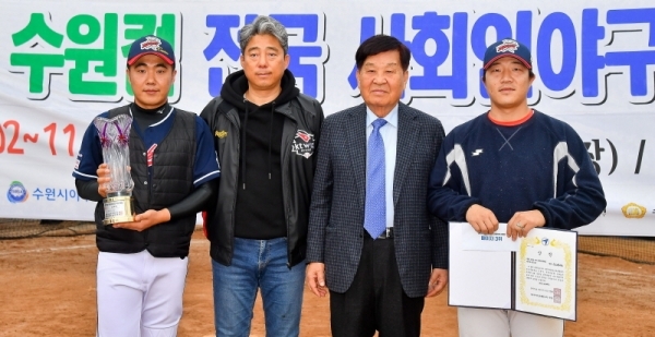 '제5회 수원컵 사회인야구대회 폐막식'이 열린 수원시 권선구 탑동야구장에서 신항철 경기일보 대표이사 사장, 곽영붕 수원시야구소프트볼협회 회장이 메이저 3위를 차지한 샤크웨이브 팀대표에게 트로피와 상금을 수여 후 기념촬영을 하고 있다. 이번 대회는 경기일보와 수원시야구소프트볼협회가 공동 주최하고 수원시, 수원시의회, KT 위즈가 후원했다. 윤원규기자