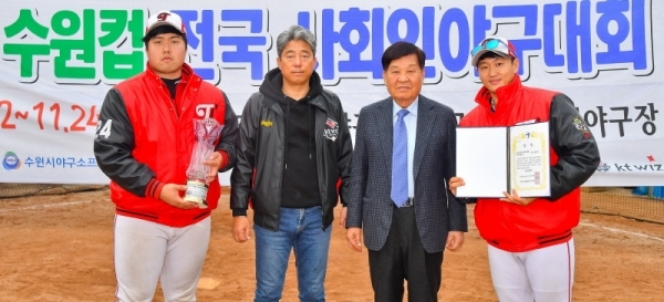'제5회 수원컵 사회인야구대회 폐막식'이 열린 수원시 권선구 탑동야구장에서 신항철 경기일보 대표이사 사장, 곽영붕 수원시야구소프트볼협회 회장이 마니어 우승팀 UDT 팀대표에게 트로피와 상금을 수여 후 기념촬영을 하고 있다. 이번 대회는 경기일보와 수원시야구소프트볼협회가 공동 주최하고 수원시, 수원시의회, KT 위즈가 후원했다. 윤원규기자
