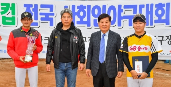 '제5회 수원컵 사회인야구대회 폐막식'이 열린 수원시 권선구 탑동야구장에서 신항철 경기일보 대표이사 사장, 곽영붕 수원시야구소프트볼협회 회장이 마이너 준우승팀 GB솜사탕 팀대표에게 트로피와 상금을 수여 후 기념촬영을 하고 있다. 이번 대회는 경기일보와 수원시야구소프트볼협회가 공동 주최하고 수원시, 수원시의회, KT 위즈가 후원했다. 윤원규기자