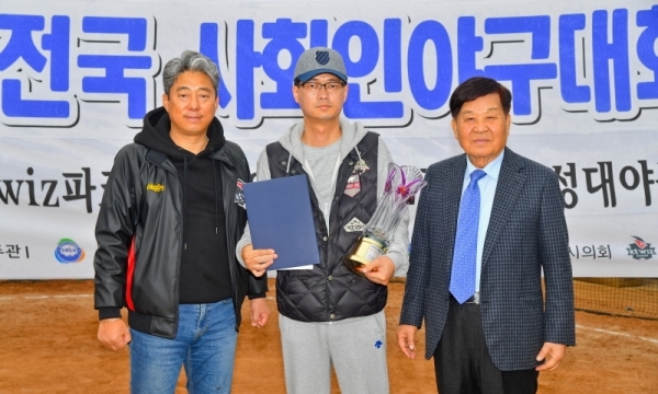 '제5회 수원컵 사회인야구대회 폐막식'이 열린 수원시 권선구 탑동야구장에서 신항철 경기일보 대표이사 사장, 곽영붕 수원시야구소프트볼협회 회장이 마이너 3위 팀쇼디치 대표에게 트로피와 상금을 수여 후 기념촬영을 하고 있다. 이번 대회는 경기일보와 수원시야구소프트볼협회가 공동 주최하고 수원시, 수원시의회, KT 위즈가 후원했다. 윤원규기자