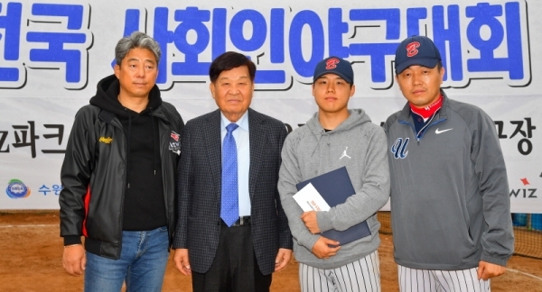 '제5회 수원컵 사회인야구대회 폐막식'이 열린 수원시 권선구 탑동야구장에서 신항철 경기일보 대표이사 사장, 곽영붕 수원시야구소프트볼협회 회장이 마이너 4위 블루마운틴 팀대표에게 트로피와 상금을 수여 후 기념촬영을 하고 있다. 이번 대회는 경기일보와 수원시야구소프트볼협회가 공동 주최하고 수원시, 수원시의회, KT 위즈가 후원했다. 윤원규기자