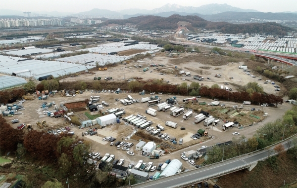 고양시 덕양구 강매동 640번지 일원 약 40만㎡ 부지의 공터가 허가도 받지 않은 채 ‘불법 화물 차고지’ 로 버젓이 운영되고 있다. 김시범기자
