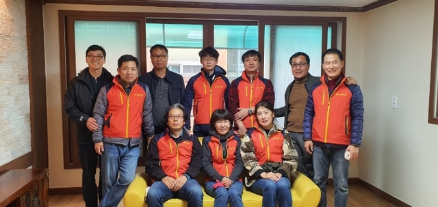 ▲ 용인지역건축사회 관계자 등이 집고치기 봉사활동을 펼친 뒤 함께 사진을 찍고 있다. 2