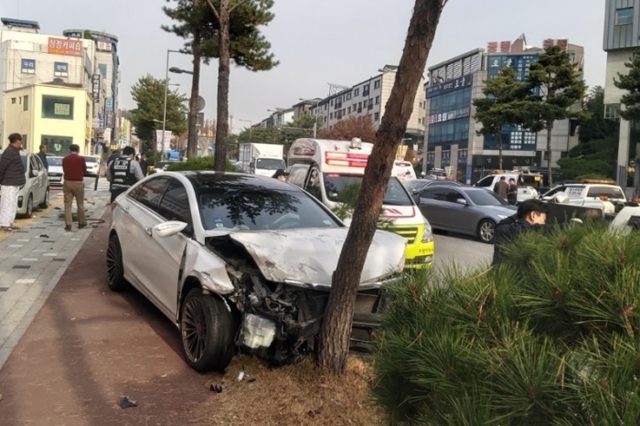 수원 법원사거리 앞에서 승용차가 인도로 돌진해 가로수를 들이받은 모습. 수원소방서 제공