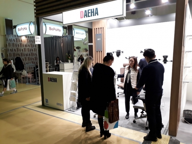 지난 18일부터 22일까지 러시아 모스크바 엑스포센터 페어그라운드에서 열린 ‘2019 모스크바 국제가구전시회(MEBEL 2019)’에 참석한 바이어들이 경기도 공동관을 둘러보고 있다.