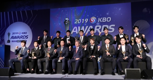 25일 오후 인터컨티넨탈 서울 코엑스 하모니볼룸에서 열린 2019 신한은행 마이카 KBO 시상식에서 수상자들이 기념촬영하고 있다.연합뉴스