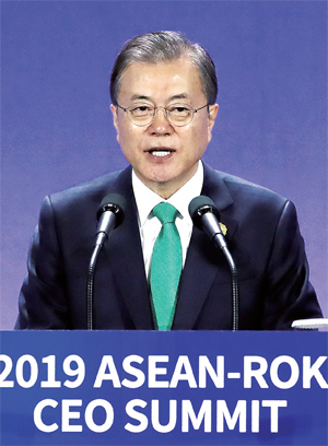 문재인 대통령이 25일 부산 벡스코 2전시장에서 열린 2019 한-아세안 특별 정상회의 ‘CEO 서밋(Summit)’ 행사에서 기조 연설을 하고 있다. 연합뉴스