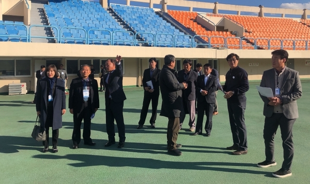 ▲ 2021년 경기도종합체육대회 실사단이 26일 가평군 현장실사에서 가평군 관계자들로부터 설명을 듣고있다.경기도체육회 제공
