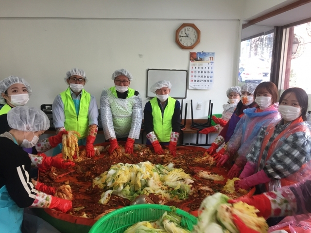 ▲ 경기도장애인체육회 임직원들이 26일 수원시 소재 나눔의집에서 김장담그기 봉사활동을 ?치고 있다.경기도장애인체육회 제공