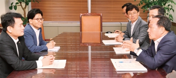 37번 국도 확장사업 추진을 위해 국토부 를 방문한 정동균 군수가 김경수 제2차관과 도로확장의 필요성을 역설하고 있다.