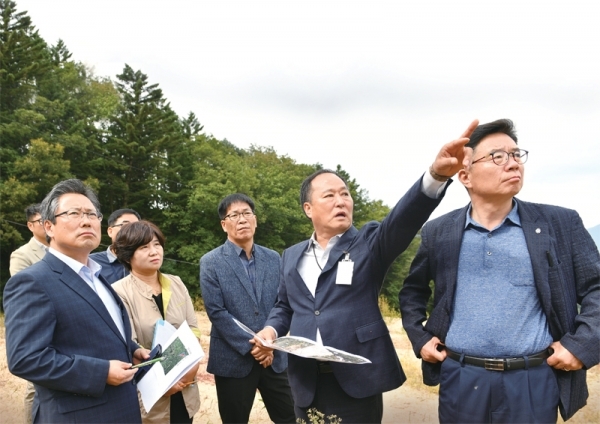 수도권 제2 순환고속도로 양서인터체인지 공사 현장을 방문한 정동균 군수. (오른쪽서 두번째)
