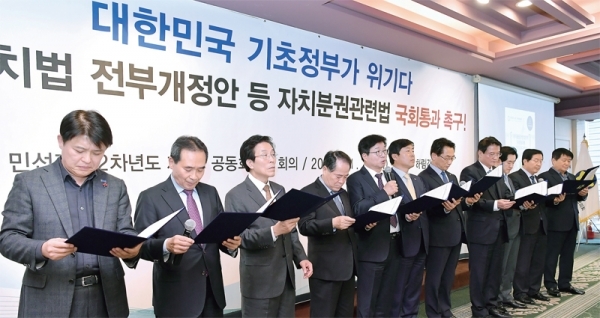 전국시장군수구청장협의회가 26일 서울 AW컨벤션센터에서 ‘민선 7기 제2차 연도 제3차 공동회장단 회의’를 개최, 염태영 대표회장(수원시장ㆍ사진 가운데)를 비롯한 관계자들이 자치분권 관련법의 국회 통과를 촉구하는 촉구문을 발표하고 있다. 수원시제공
