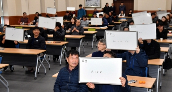 26일 경기도선거관리위원회 공명선거실에서 열린 ‘21대 국회의원선거 대비 정치관계법 퀴즈대회’에 참가한  선관위 직원들이 문제를 풀고 있다. 이번 행사는 경기도선거관리위원회가 내년 4월15일 실시되는 제21대 국회의원 선거를 앞두고 도내 42개 구ㆍ시ㆍ군 선관위 전임직원의 법규운용 역량 강화와 사무능력을 배양하기 위해 개최 했다.전형민기자