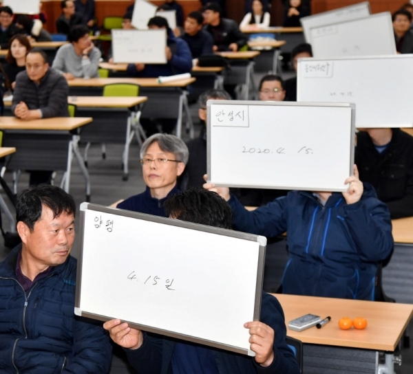 26일 경기도선거관리위원회 공명선거실에서 열린 ‘21대 국회의원선거 대비 정치관계법 퀴즈대회’에 참가한  선관위 직원들이 문제를 풀고 있다. 이번 행사는 경기도선거관리위원회가 내년 4월15일 실시되는 제21대 국회의원 선거를 앞두고 도내 42개 구ㆍ시ㆍ군 선관위 전임직원의 법규운용 역량 강화와 사무능력을 배양하기 위해 개최 했다.전형민기자