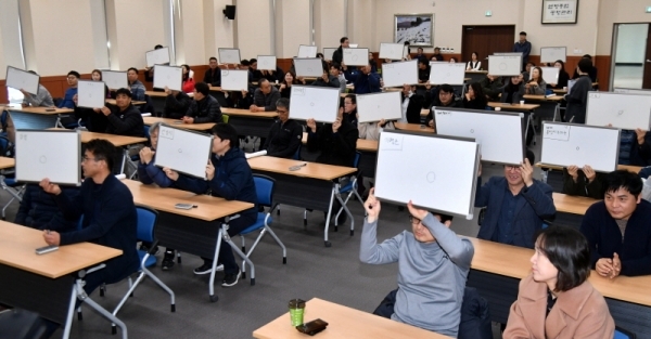 26일 경기도선거관리위원회 공명선거실에서 열린 ‘21대 국회의원선거 대비 정치관계법 퀴즈대회’에 참가한  선관위 직원들이 문제를 풀고 있다. 이번 행사는 경기도선거관리위원회가 내년 4월15일 실시되는 제21대 국회의원 선거를 앞두고 도내 42개 구ㆍ시ㆍ군 선관위 전임직원의 법규운용 역량 강화와 사무능력을 배양하기 위해 개최 했다.전형민기자
