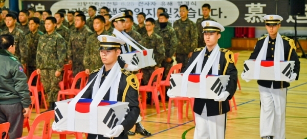 6.25전사자 발굴유해 합동 영결식이 열린 26일 오후 의왕 고천 다목적 실내체육관에서 전사자 유해가 운구되고 있다. 모락산 일대에서 지난 4월 개토식을 시작으로 6월까지 실시된 유해발굴 사업으로 유해6위와 만년필 등 유품 196점을 발굴했다. 윤원규기자