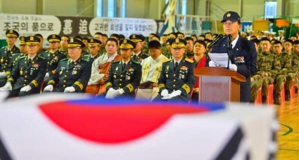 6.25전사자 발굴유해 합동 영결식이 열린 26일 오후 의왕 고천 다목적 실내체육관에서 참전용사가 회고사를 읽고 있다. 모락산 일대에서 지난 4월 개토식을 시작으로 6월까지 실시된 유해발굴 사업으로 유해6위와 만년필 등 유품 196점을 발굴했다. 윤원규기자