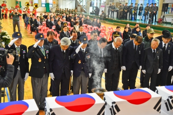 6.25전사자 발굴유해 합동 영결식이 열린 26일 오후 의왕 고천 다목적 실내체육관에서 참전용사들이 전사자 유해에 헌화하고 있다. 모락산 일대에서 지난 4월 개토식을 시작으로 6월까지 실시된 유해발굴 사업으로 유해6위와 만년필 등 유품 196점을 발굴했다. 윤원규기자
