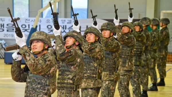 6.25전사자 발굴유해 합동 영결식이 열린 26일 오후 의왕 고천 다목적 실내체육관에서 장병들이 조총을 발사, 전사자들을 추모하고 있다. 모락산 일대에서 지난 4월 개토식을 시작으로 6월까지 실시된 유해발굴 사업으로 유해6위와 만년필 등 유품 196점을 발굴했다. 윤원규기자