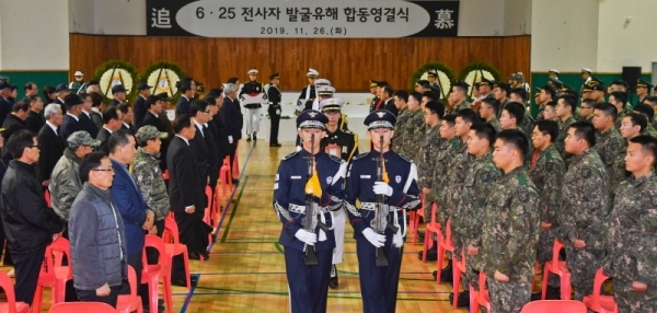 6.25전사자 발굴유해 합동 영결식이 열린 26일 오후 의왕 고천 다목적 실내체육관에서 전사자 유해가 운구되고 있다. 모락산 일대에서 지난 4월 개토식을 시작으로 6월까지 실시된 유해발굴 사업으로 유해6위와 만년필 등 유품 196점을 발굴했다. 윤원규기자