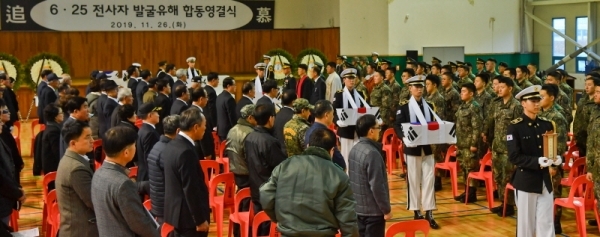6.25전사자 발굴유해 합동 영결식이 열린 26일 오후 의왕 고천 다목적 실내체육관에서 전사자 유해가 운구되고 있다. 모락산 일대에서 지난 4월 개토식을 시작으로 6월까지 실시된 유해발굴 사업으로 유해6위와 만년필 등 유품 196점을 발굴했다. 윤원규기자