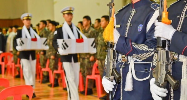 6.25전사자 발굴유해 합동 영결식이 열린 26일 오후 의왕 고천 다목적 실내체육관에서 전사자 유해가 운구되고 있다. 모락산 일대에서 지난 4월 개토식을 시작으로 6월까지 실시된 유해발굴 사업으로 유해6위와 만년필 등 유품 196점을 발굴했다. 윤원규기자