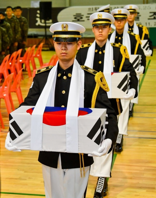6.25전사자 발굴유해 합동 영결식이 열린 26일 오후 의왕 고천 다목적 실내체육관에서 전사자 유해가 운구되고 있다. 모락산 일대에서 지난 4월 개토식을 시작으로 6월까지 실시된 유해발굴 사업으로 유해6위와 만년필 등 유품 196점을 발굴했다. 윤원규기자