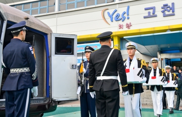 6.25전사자 발굴유해 합동 영결식이 열린 26일 오후 의왕 고천 다목적 실내체육관에서 전사자 유해가 운구되고 있다. 모락산 일대에서 지난 4월 개토식을 시작으로 6월까지 실시된 유해발굴 사업으로 유해6위와 만년필 등 유품 196점을 발굴했다. 윤원규기자
