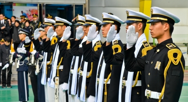 6.25전사자 발굴유해 합동 영결식이 열린 26일 오후 의왕 고천 다목적 실내체육관에서 운구병들이 운구차량을 향해 경례하고 있다. 모락산 일대에서 지난 4월 개토식을 시작으로 6월까지 실시된 유해발굴 사업으로 유해6위와 만년필 등 유품 196점을 발굴했다. 윤원규기자