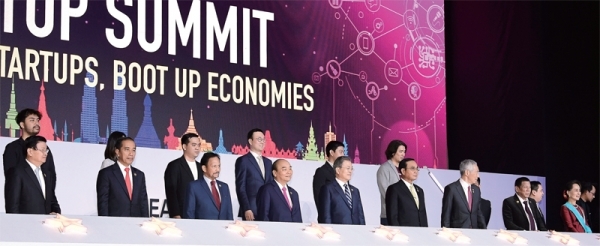 문재인 대통령과 아세안 정상들이 26일 부산에서 열린 2019 한-아세안 특별 정상회의 ‘스타트업 서밋’ 행사에서 각국 스타트업 대표로부터 받은 별 모양의 조각을 포디움에 끼워 넣는 세리머니를 하고 있다. 연합뉴스