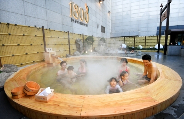 27일 개장한 부천 웅진플레이도시  '힐링온천스파 1300'에서 가족단위 이용객들이 따뜻한 물놀이를 즐기고 있다. 온천스파 1300은 지하 1300m 암반에서 끌어올린 100% 천연 온천수와 친환경 천연석을 사용해  편백스타, 테라피스파, 솔향기스파 등 테마스파로 꾸며져 있으며 워터파크 고객들은 무료로 이용할 수 있다. 김시범기자