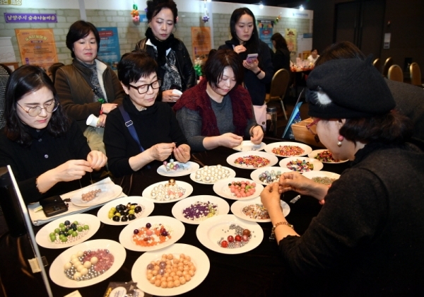 ‘이웃과 함께하는 행복한 학습여행’ 이란 주제로 27일 수원과학대학교 신텍스에서 열린 ‘2019 경기 평생학습 어울림 콘서트’에서 참석자들이 다양한 프로그램을 체험하고 있다. 평생교육 유공자 시상, 31개 시·군 평생학습마을 성과공유, 체험부스 등이 마련된 이번 행사는 경기도가 주최하고 경기도평생교육진흥원이 주관했다.  전형민기자