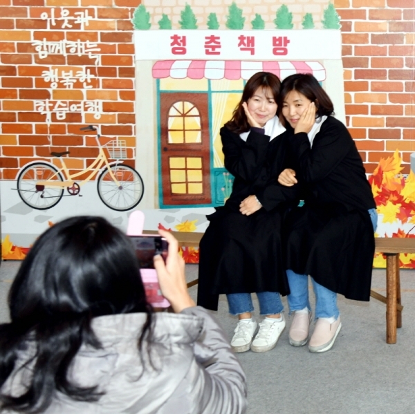 ‘이웃과 함께하는 행복한 학습여행’ 이란 주제로 27일 수원과학대학교 신텍스에서 열린 ‘2019 경기 평생학습 어울림 콘서트’에서 참석자들이 다양한 프로그램을 체험하고 있다. 평생교육 유공자 시상, 31개 시·군 평생학습마을 성과공유, 체험부스 등이 마련된 이번 행사는 경기도가 주최하고 경기도평생교육진흥원이 주관했다.  전형민기자