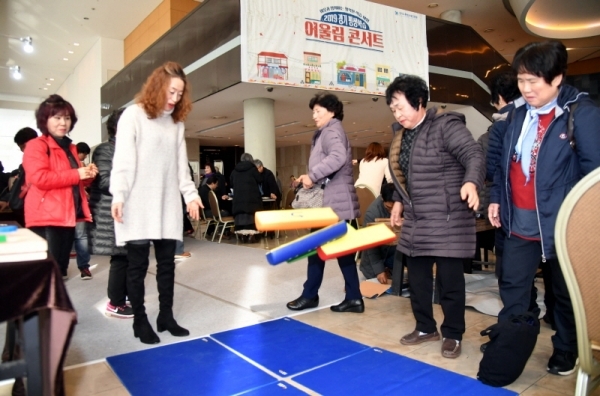 ‘이웃과 함께하는 행복한 학습여행’ 이란 주제로 27일 수원과학대학교 신텍스에서 열린 ‘2019 경기 평생학습 어울림 콘서트’에서 참석자들이 다양한 프로그램을 체험하고 있다. 평생교육 유공자 시상, 31개 시·군 평생학습마을 성과공유, 체험부스 등이 마련된 이번 행사는 경기도가 주최하고 경기도평생교육진흥원이 주관했다.  전형민기자