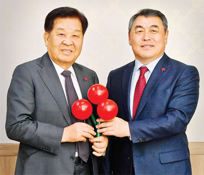 27일 오전 수원 경기일보사를 방문한 경기사회복지공동모금회 강학봉 사무처장(오른쪽)이 본보 신항철 대표이사 사장에게 사랑의 열매를 전달한 후 기념촬영을 하고 있다. 공동모금회는 내년 1월 31일까지 322억 원을 목표로 희망나눔캠페인을 진행 중이다. 윤원규기자