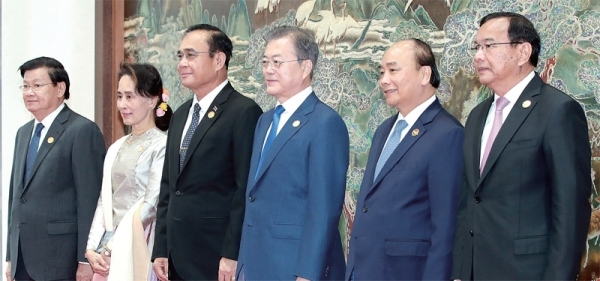 문재인 대통령이 27일 오전 부산 누리마루에서 열린 제1차 한-메콩 정상회의에 앞서 메콩강 유역 국가 정상과 기념촬영을 하고 있다. 왼쪽부터 통룬 시술릿 라오스 총리, 아웅산 수치 미얀마 국가고문, 쁘라윳 짠오차 태국 총리, 문 대통령, 응우옌 쑤언 푹 베트남 총리, 프락 속혼 캄보디아 부총리 겸 외교부 장관. 연합뉴스