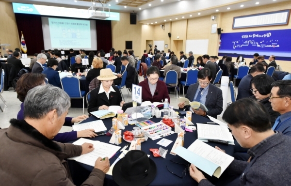 28일 인천 남동구 인천시청 대회의실에서 열린 ‘협치의 마중물! 인천시 위원회 위원 워크숍’에 참가한 위원들이 ‘위원회 운영개선과 활성화 방안’을 주제로 열띤 토론을 하고 있다. 인천시 제공