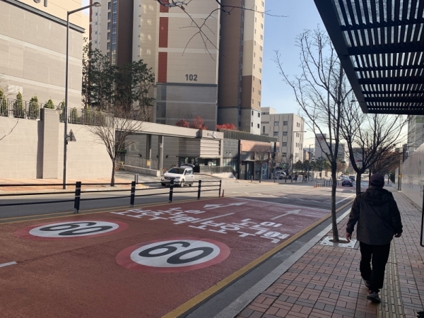 28일 오전 수원시가 새롭게 지정한 수원 영통구 광교중앙로 55 일대 노인보호구역의 모습. 제한속도 60㎞⁄h을 알리고 있다. 김해령기자