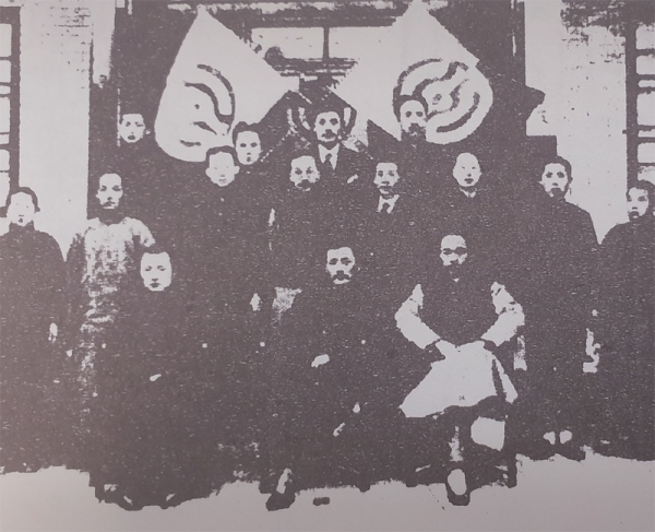 1922년 북경 천도교 전교실 창립기념 단체사진(앞줄 가운데가 신숙 선생)