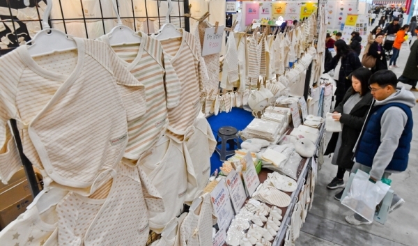 최신 육아 용품 구경,구매할 수 있는 '베페 마켓(BeFe Market) in 수원'이 열린 28일 오전 수원컨벤션센터에서 관람객들이 유아용 옷을 구경하고 있다. 이번 행사는 오는 1일까지 진행된다. 윤원규기자