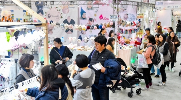 최신 육아 용품 구경,구매할 수 있는 '베페 마켓(BeFe Market) in 수원'이 열린 28일 오전 수원컨벤션센터에서 관람객들이 유아용 옷을 구경하고 있다. 이번 행사는 오는 1일까지 진행된다. 윤원규기자