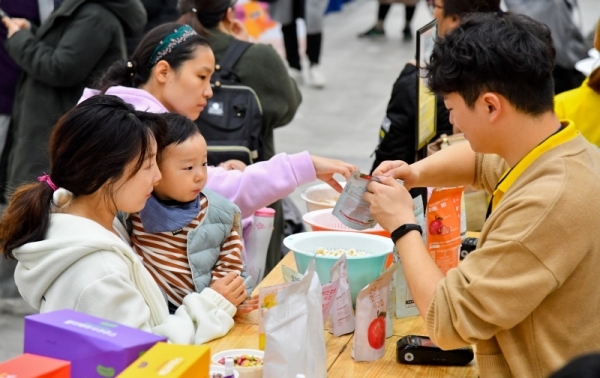 최신 육아 용품 구경,구매할 수 있는 '베페 마켓(BeFe Market) in 수원'이 열린 28일 오전 수원컨벤션센터에서 관람객들이 유아용 옷을 구경하고 있다. 이번 행사는 오는 1일까지 진행된다. 윤원규기자